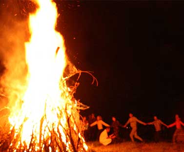 Attract Good Luck and Wealth by Worshiping Moon this Holi