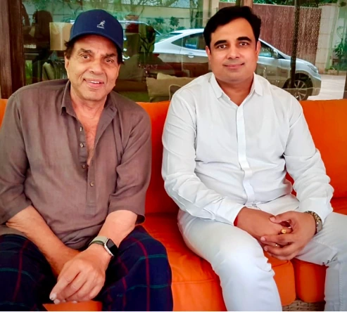 pt pawan kaushik with the famous bollywood celebrity dharmendra